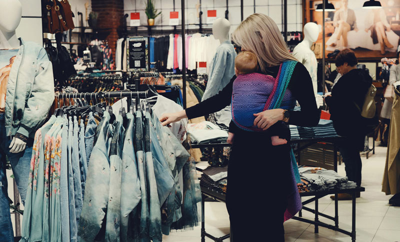Mom carrying her baby in a Little Frog woven wrap – how to choose the right wrap size