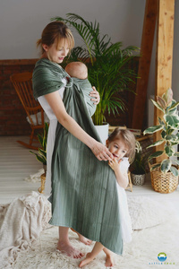 Bamboo Verdelite M – a green ring sling gentle on a newborn’s skin