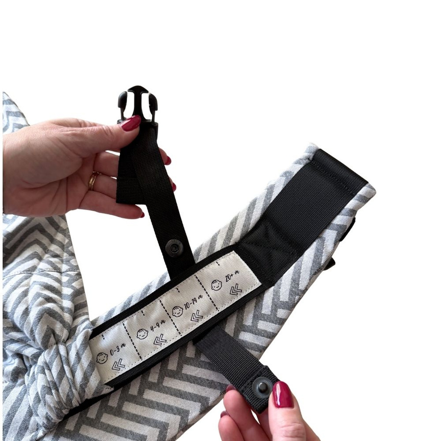 Bottom belts fastener for non-sitting children - Prime Carrier