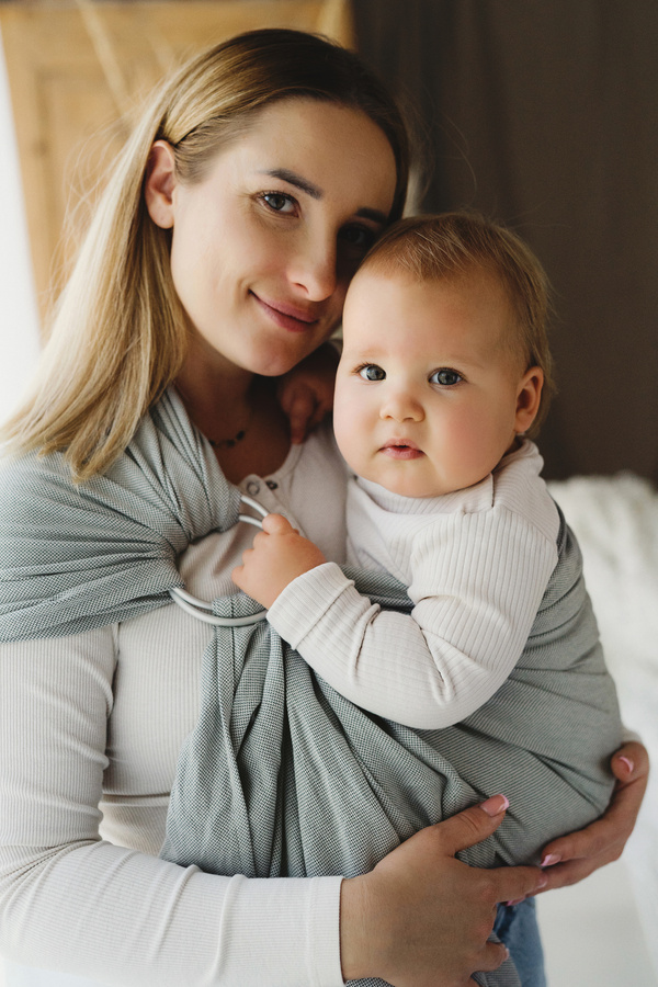 Gray Moonstone L – a ring sling for parents who value simplicity