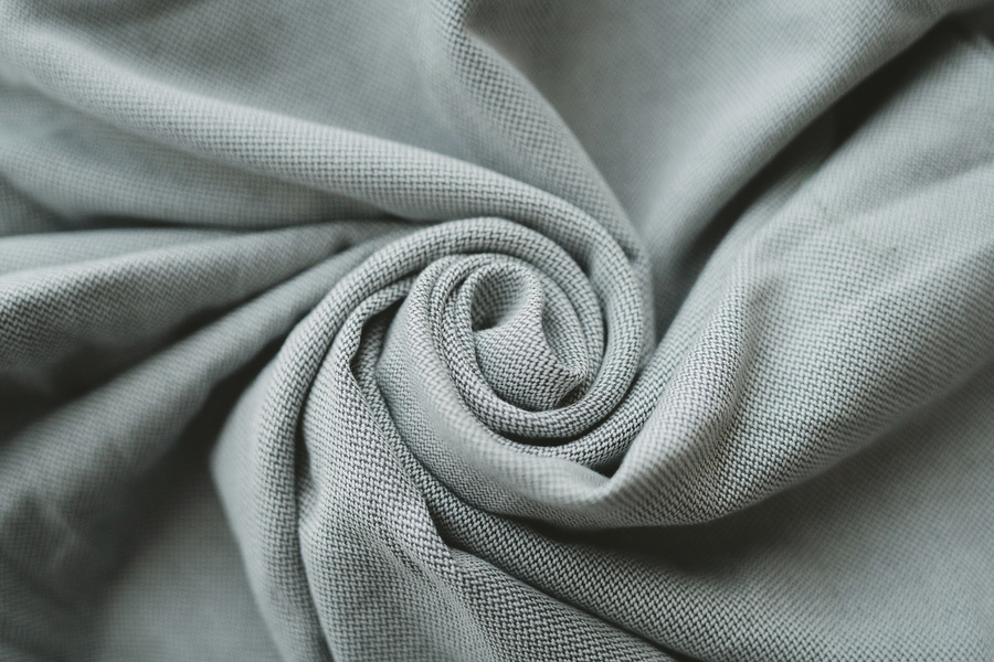 Gray Moonstone M – a ring sling for parents who value simplicity