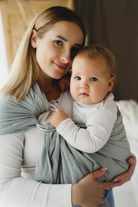 Gray Moonstone M – a ring sling for parents who value simplicity