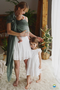 Bamboo Verdelite M – a green ring sling gentle on a newborn’s skin